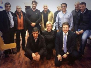 Alguns militants durant la constitució de l'executiva local