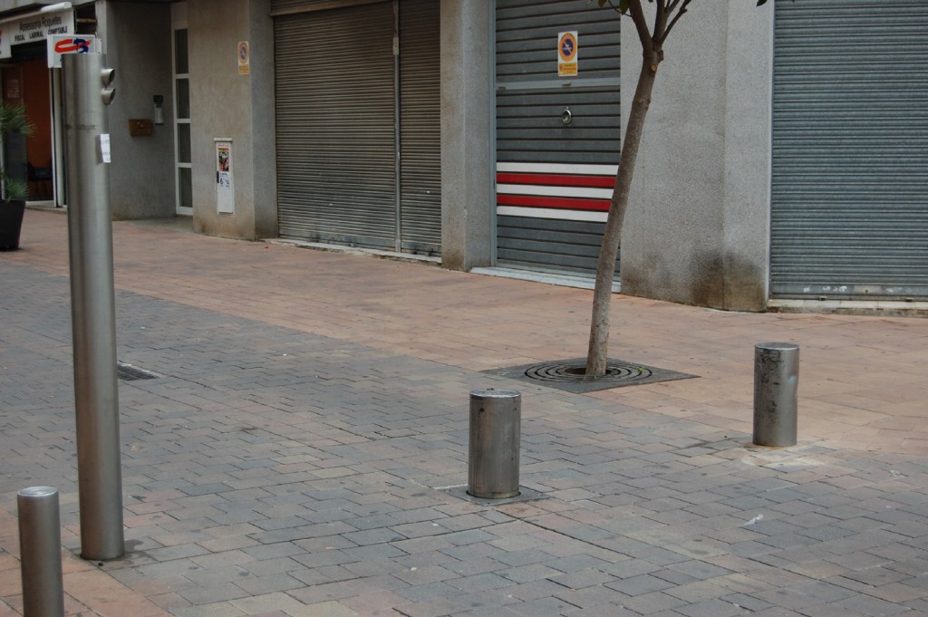 Pilones del carrer Almogàvers. Foto: Ajuntament.